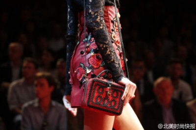 【秀场回顾】Dolce &amp;amp; Gabbana Spring 2015 ，最美不过红白黑三色。