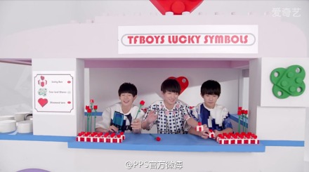 【MV首播！@TFBOYS组合 《幸运符号》】@TFBOYS组合 全新专辑中第2支单曲#幸运符号#新鲜出炉啦~和三只以往MV不同的是，本次全部场景由积木搭设，充满着甜蜜的童话色彩。而MV中不时出现的积木版四叶草似乎也在向所有粉丝说明，四叶草就是#王俊凯##王源##易烊千玺#的幸运符号。|TFBOYS - 幸运符号