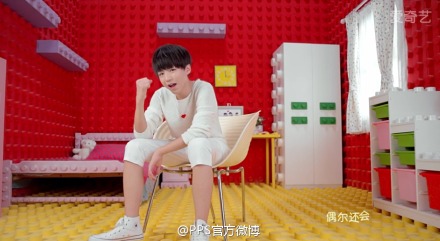 【MV首播！@TFBOYS组合 《幸运符号》】@TFBOYS组合 全新专辑中第2支单曲#幸运符号#新鲜出炉啦~和三只以往MV不同的是，本次全部场景由积木搭设，充满着甜蜜的童话色彩。而MV中不时出现的积木版四叶草似乎也在向所有粉丝说明，四叶草就是#王俊凯##王源##易烊千玺#的幸运符号。|TFBOYS - 幸运符号