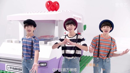 【MV首播！@TFBOYS组合 《幸运符号》】@TFBOYS组合 全新专辑中第2支单曲#幸运符号#新鲜出炉啦~和三只以往MV不同的是，本次全部场景由积木搭设，充满着甜蜜的童话色彩。而MV中不时出现的积木版四叶草似乎也在向所有粉丝说明，四叶草就是#王俊凯##王源##易烊千玺#的幸运符号。|TFBOYS - 幸运符号