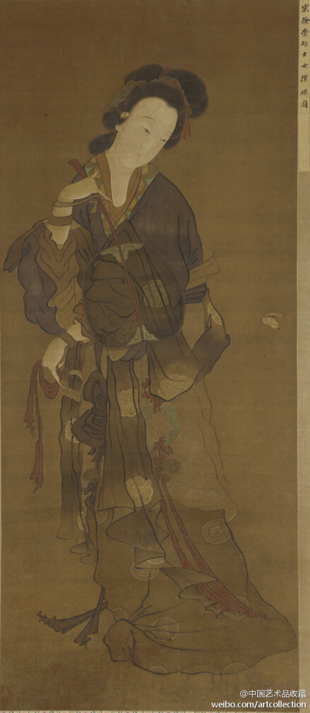 北宋 徐崇矩 《仕女扑蝶图》 】绢本设色，158.1×66.5cm，美国弗利尔美术馆藏。 徐崇矩 生卒未详，北宋画家。钟陵（今南京）人，徐熙之孙，与崇嗣、崇勋为弟兄。工书善画，有祖父遗风。亦工仕女，曲眉丰脸，姿态可人，有唐人风。