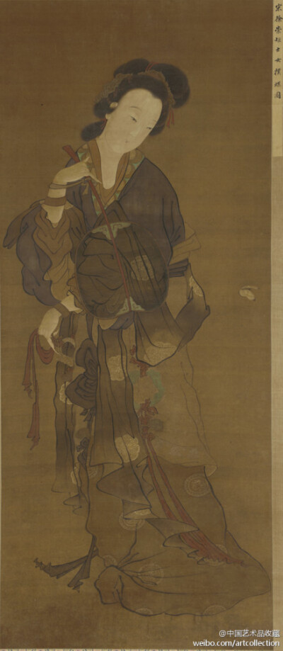 北宋 徐崇矩 《仕女扑蝶图》 】绢本设色，158.1×66.5cm，美国弗利尔美术馆藏。 徐崇矩 生卒未详，北宋画家。钟陵（今南京）人，徐熙之孙，与崇嗣、崇勋为弟兄。工书善画，有祖父遗风。亦工仕女，曲眉丰脸，姿态可人…