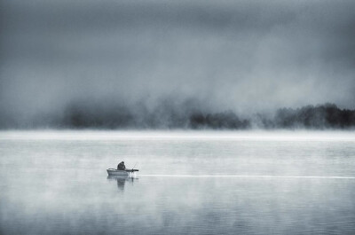 芬兰摄影师Mikko Lagerstedt近期公布了他名为《无穷》（Infinity）的系列作品，展示了白天及夜晚大雾缭绕的一些雄伟场面。