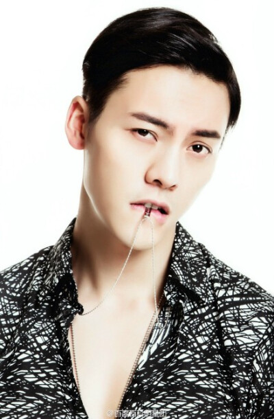 #百科明星团# 他是《古剑奇谭》中的大师兄；他是粉丝心中的大暖男，笑对人生，给人带来正能量；他是舞台上的王者，只要给他音乐，他就震撼全场；他是风格百变的帅气男人，高冷腹黑？霸气傲娇？一秒钟变傻白甜暖到你…