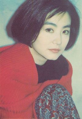 林青霞（Brigitte Lin），1954年11月3日出生于中国台湾省新北三重区，祖籍山东莱阳。1973年在台北西门町被星探发现出演处女作《窗外》女主角江雁容。1976年凭《八百壮士》荣获亚太电影节最佳女主角；当时她与林凤娇以及秦汉、秦祥林并称“二秦二林”。1984年将事业重心移入香港，1990年凭《滚滚红尘》夺得台湾电影金马奖最佳女主角。1992年与徐克导演合作电影《笑傲江湖之东方不败》，塑造出东方不败这一经典角色。[1] 与张曼玉、梅艳芳和钟楚红合称“霞玉芳红”。1994年告别影坛，此后不定期为多家报纸撰写专栏，并于2011年推出散文集《窗里窗外》。[2]