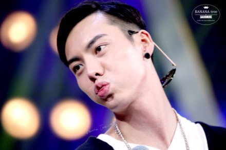 #陈伟霆的应用宝典# 140909 应用宝典录制 今天晚上好忙哒所以早点放图啦 微访谈完了除了跟大师兄告别还有甜甜甜出抬头纹的应用宝典！整晚都有@William威廉陈伟霆 陪简直开心到转圈圈！【惯例晚些会发糖 记得来领️