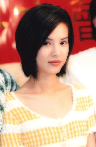 李若彤，中国香港影视演员。1990年她任空姐时被星探发掘，受邀拍摄广告，后来成为职业演员。她主演了《神雕侠侣》《天龙八部》《杨门女将》《秋香》《武当》《大宋惊世传奇》等多部影视作品，其中她在《神雕侠侣》里…