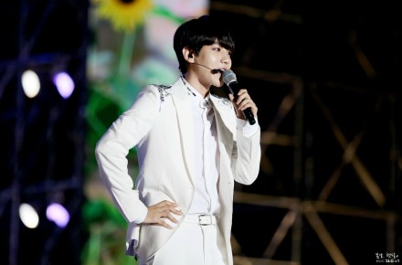 #边伯贤# #BAEKHYUN#【봄날, 햇살 그리고 너】140831 乐天家族演唱会 推更1P 原图【http://t.cn/RhYTEqk】