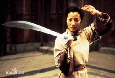 杨紫琼（Michelle Yeoh），1962年8月6日出生于马来西亚怡保，华人演员，制片人[1] 。 1977年考入英国皇家舞蹈学院。1983年当选马来西亚小姐。1984年正式进入娱乐圈，同年拍摄其第一部电影《猫头鹰与小飞象》。1985年…