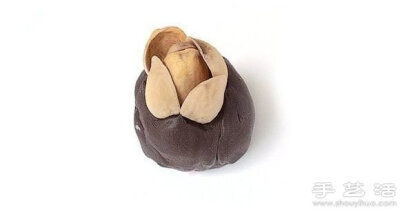 一款很漂亮的装饰坚果树，你当然可以用坚果来制作，不过今天跟大家分享的这款手工艺品却是用开心果壳手工DIY的，是不是很神奇呢！下面就来看看这款坚果树的变废为宝制作步骤，准备下材料给周末找点有趣的活动吧~