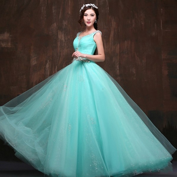 相信很多女孩都喜欢蓝色，---这样的婚纱，你会爱吗？