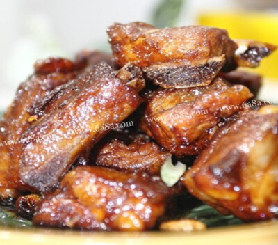 下饭炖家常排骨的做法 工 艺：炖口 味：酸甜味难 度：初中水平人 数：2准备时间：15分钟烹饪时间：&amp;lt;30分钟 家常排骨的主料：猪小排400克 家常排骨的辅料：色拉油适量、食盐3克、醋适量、姜3片、白糖1勺 家常…