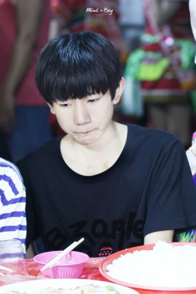 #王源# #TFBOYS# “给我买只泰迪吧，拜托拜托！”“买买买！”