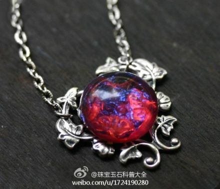 铛铛铛?。。〗裉斓闹赝防戳?，这货叫（Dragon Breath Fire Opal ）翻译成中文就是龙息火欧泊，这货不是欧泊！??！这货不是天然的?。?！不过这颜色确实挺漂亮，国外很多这种东西，小伙伴们看见了就当是个玩具买买就好，千万别高价买。。。这东西不值那钱。这东西是捷克制作的材料是玻璃。。。。