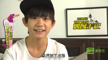 【#TFBOYS偶像手记#第四集图解（2） 第一次吃“青蛙下蛋”的感觉？】#王俊凯#→一开始以为是吃的，没想到是喝的；#王源#→第一次知道是“粉圆”做的；#易烊千玺#点评→就跟凉粉一样。@爱奇艺-TFBOYS偶像手记 第4集正片&amp;gt;&amp;gt; |TFBOYS偶像手记之小S装怒离场 三小只求原谅 如果喜欢，推荐关注@P姐星闻播报 +微信“星闻揭秘”。