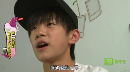 【#TFBOYS偶像手记#第四集图解（2） 第一次吃“青蛙下蛋”的感觉？】#王俊凯#→一开始以为是吃的，没想到是喝的；#王源#→第一次知道是“粉圆”做的；#易烊千玺#点评→就跟凉粉一样。@爱奇艺-TFBOYS偶像手记 第4集正片&amp;gt;&amp;gt; |TFBOYS偶像手记之小S装怒离场 三小只求原谅 如果喜欢，推荐关注@P姐星闻播报 +微信“星闻揭秘”。