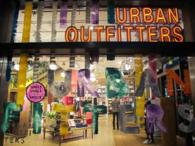 urban outfitters 简称UO，去美国的时候到处都是这个店啊 便宜又好看~~~第一次看到还以为是outlet店 哈哈哈