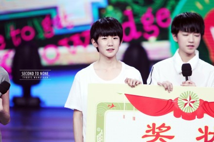 #王源# #TFBOYS王源# 140520 快乐大本营 即使是踉跄着摇晃着 我也迈出了一步 何时才能相遇 朝着我的梦想 今天也小心翼翼的迈开脚步