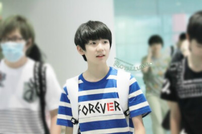 [ROY_ALL_LOVE] 20140620 北京首都机场到达 #TFBOYS王源# 1P 大图戳→【http://t.cn/RvBhITx】宝贝今天考试最后冲刺加油咯~ 【我学着一个人成长 爱给我能量 梦想是神奇的营养 催促我开放】 |想唱就唱 @TFBOYS-王源