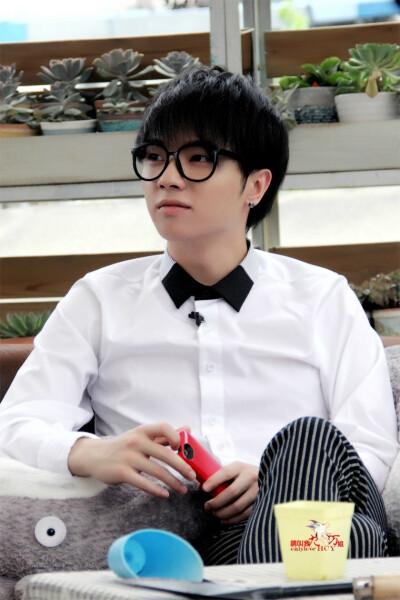 #卡西莫多的礼物# 你，一会儿大BOSS，一会儿小王子，一会儿小可爱；我，一会儿女友粉，一会儿亲妈粉，一会儿音饭，一会儿颜饭，一会儿吃相饭，一会儿访谈饭，一会儿笑容饭，最后我都不造我究竟是谁了，我才要唱心好…