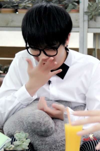 #卡西莫多的礼物# 你，一会儿大BOSS，一会儿小王子，一会儿小可爱；我，一会儿女友粉，一会儿亲妈粉，一会儿音饭，一会儿颜饭，一会儿吃相饭，一会儿访谈饭，一会儿笑容饭，最后我都不造我究竟是谁了，我才要唱心好…