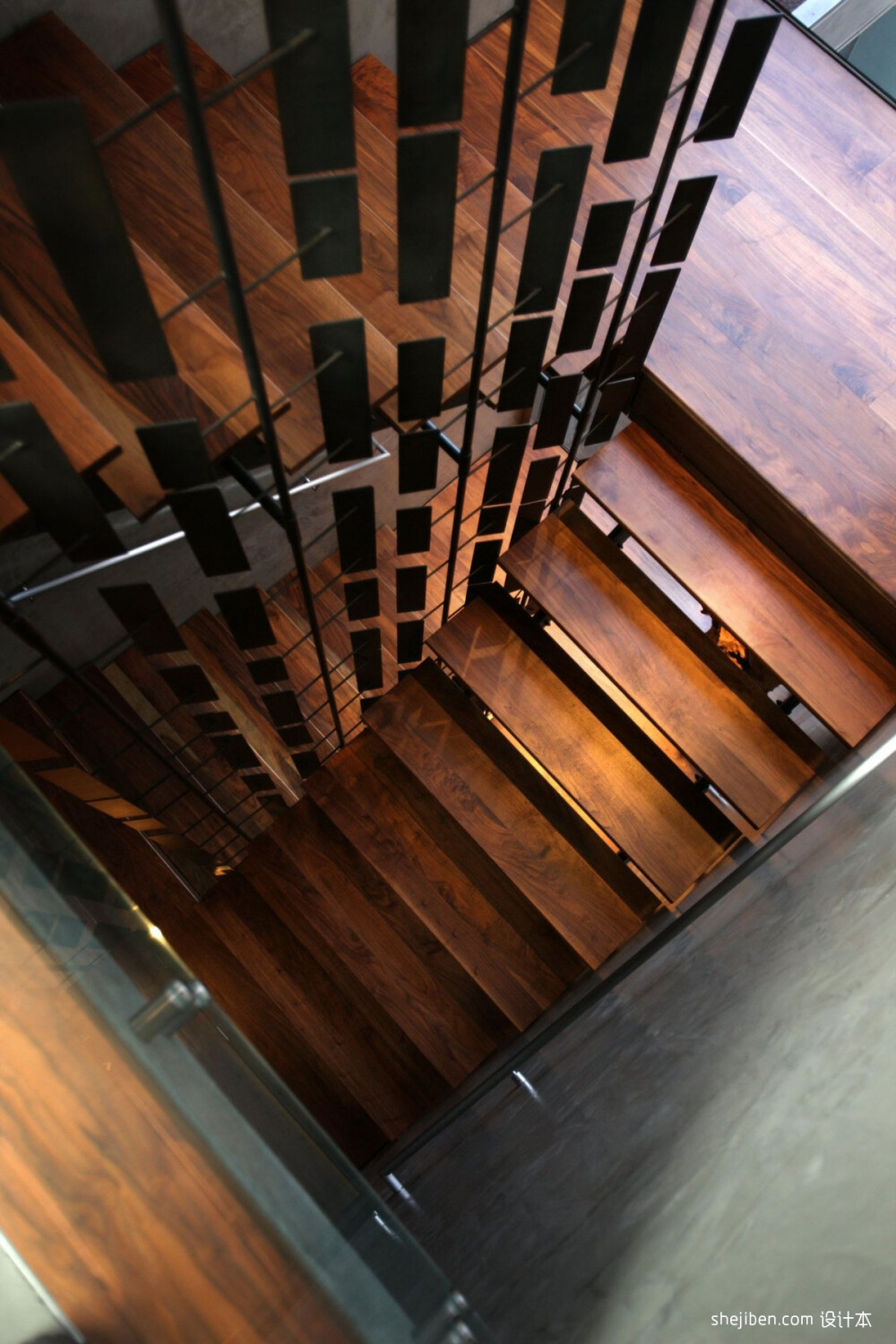 2013现代风格别墅室内实木楼梯板装修效果图