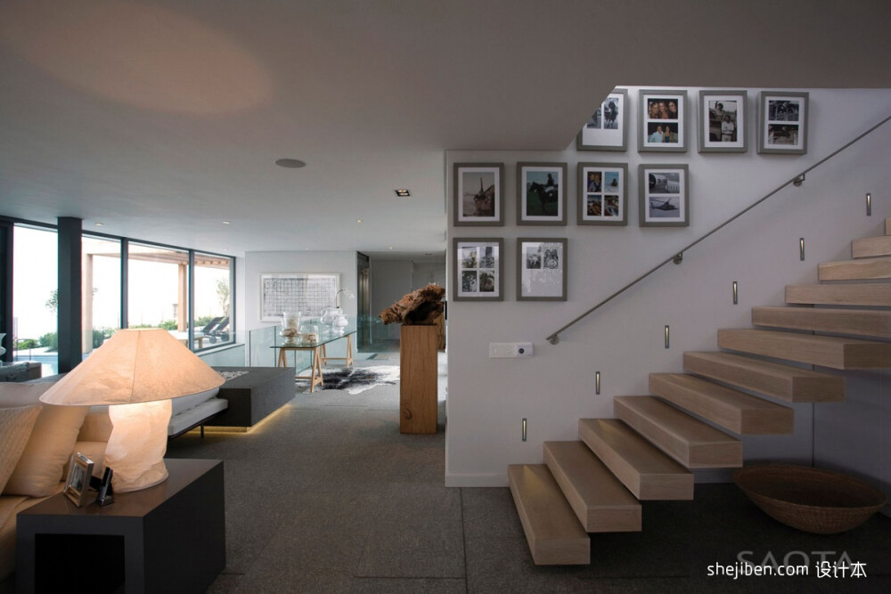 2013现代风格别墅室内实木板楼梯间装修效果图