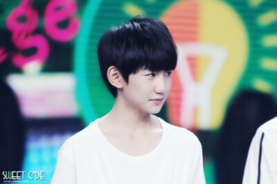 #TFBOYS王源# #王源# 不只有华丽的辞藻能够抒发情感，平凡的语句同样打动人心。从昨天发了公告后收到了好多送给王源的祝福，一条条看下来心中满满的都是感动，真的非常感谢大家！祝福征集微博已经置顶，大家一起来送…