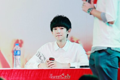 #TFBOYS王源# #王源# 140809 ANI-JOY 安捷游戏展 这世界大到转身会忘记 这世界小到转身遇见你~ 【蜜码求一张826 BBK见面会的票 (●ﾟ´Д)ﾉ｡ﾟ】