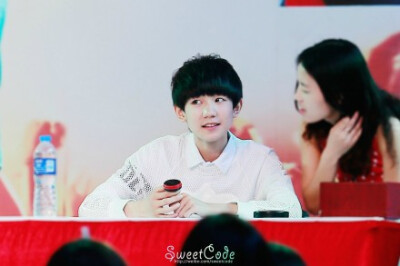 #TFBOYS王源# #王源# 140809 ANI-JOY 安捷游戏展 这世界大到转身会忘记 这世界小到转身遇见你~ 【蜜码求一张826 BBK见面会的票 (●ﾟ´Д)ﾉ｡ﾟ】