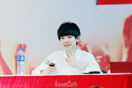 #TFBOYS王源# #王源# 140809 ANI-JOY 安捷游戏展 这世界大到转身会忘记 这世界小到转身遇见你~ 【蜜码求一张826 BBK见面会的票 (●ﾟ´Д)ﾉ｡ﾟ】