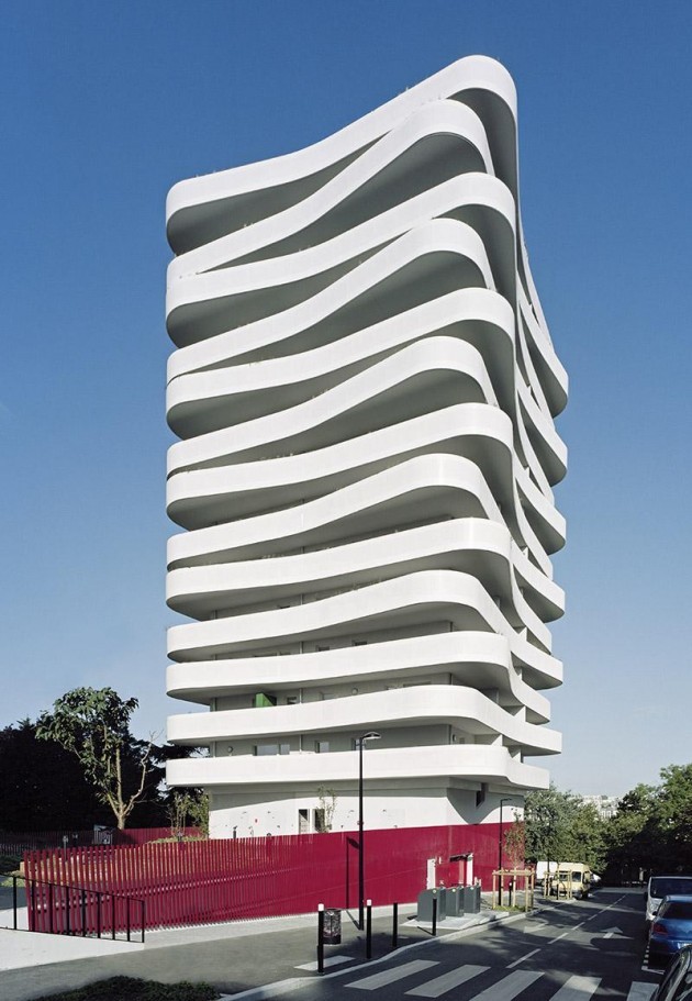 这两个建筑特征的波浪形阳台,为居民提供丰富的户外空间.