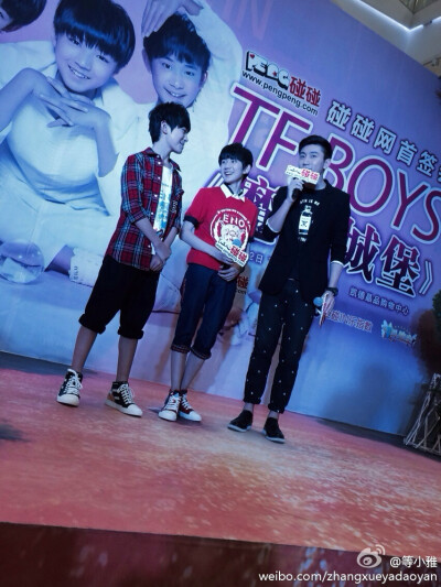 等小雅： 这几天看微博很心塞，采访tfboys几次，@TFBOYS-王源 爱笑，拼命说很多话暖场，会笑着对我们讲他小时候的事：重庆的夏天很热，有一次他半夜跑下楼打开冰箱门靠在上面睡到第二天，有一次做梦摔下床居然没醒继…