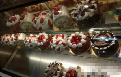 #韩国美食# 弘大的#Chocolatyum#蛋糕店，它家的招牌是“#大草莓奶油蛋糕#”！另外还有Chanel，LV大牌小饼干哦~ 不知道大家会不会舍不得下口呢 我觉得lv小饼干好可爱滴说。大家来弘大的话，找我玩啊~ 地址：首尔 麻浦区 西桥洞358-125.