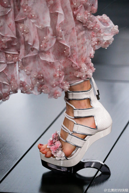 #2015巴黎春夏时装周# Alexander McQueen 2015 SS 细节，妖异的花.