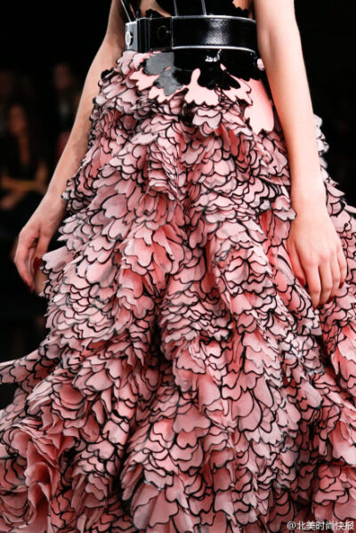 #2015巴黎春夏时装周# Alexander McQueen 2015 SS 细节，妖异的花.