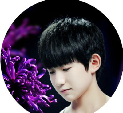 #TFBOYS王源# #王源# 小尾巴对源源向来没有抵抗力，抱走了 //@百度百科明星团:萌到心都化了