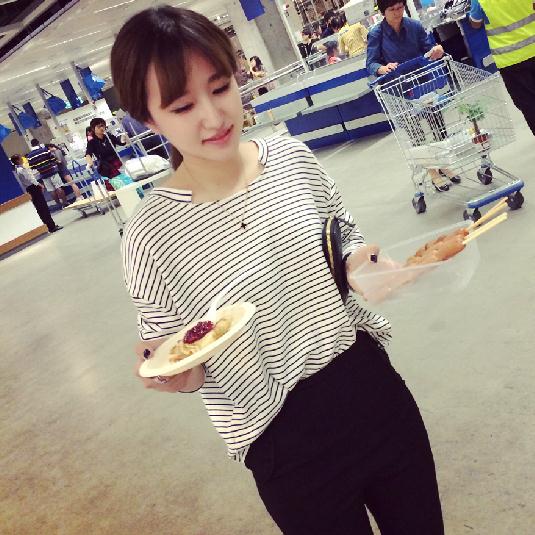 真的超级超级好搭也好看的打底衫 面料很好 宽松款 但是袖子不是很大的蝙蝠袖 所以当内搭很棒 小短款的 很有味道的哦 这个灰色我特别特别的喜欢