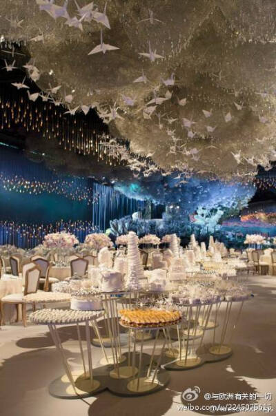 【有钱尊好】既是新娘又是婚礼设计师的迪拜姑娘Sheika Lateefa根据自己的喜好为自己打造了一个梦幻的婚礼，她用1500个小吊灯、6500颗施华洛世奇的水晶还有4000个千纸鹤来装饰自己的婚礼现场。。。。