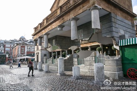 喜欢“倒腾”老房子的英国艺术家Alex Chinneck 在伦敦 Covent Garden展出它的＂云＂屋啦！一栋中间腾空的房子奇妙景象，究竟是怎么回事？快约小伙伴走起，展览一直到10月底〜