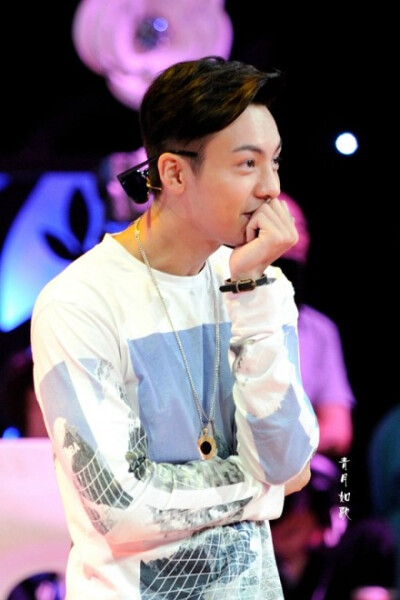 #陈伟霆年代秀# 20140816 七张图告诉你们马雪阳在做表情游戏时 @William威廉陈伟霆 等等在一旁做神马~