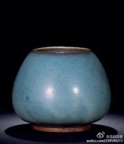  宋【钧窑鸡心罐】钧窑为宋代“五大名窑”之一。此罐圆鼓腹,重心在下腹部,腹壁圆弧,底部急收,下承圈足。通体施天青色乳光釉,釉面满布细小棕眼,釉层肥润,匀净淡雅。口沿处釉层 较薄而微显胎色,圈足露赭色护胎釉。整体…