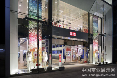 优衣库UNIQLO东京银座旗舰店橱窗设计