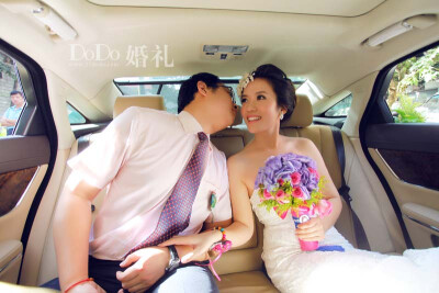 【成都DoDo官网：www.77dodo.com 婚礼预约咨询：028-87519920 整个婚礼所见之处，无不体现东南亚的元素和意象，那些强烈东南亚风格的传统布料也是精挑细选从泰国进口的。就连手工制作的签到册，也被我们贴上了浓郁的…