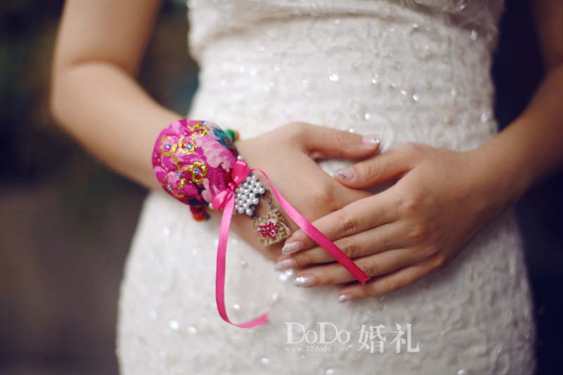 【成都DoDo官网：www.77dodo.com 婚礼预约咨询：028-87519920 整个婚礼所见之处，无不体现东南亚的元素和意象，那些强烈东南亚风格的传统布料也是精挑细选从泰国进口的。就连手工制作的签到册，也被我们贴上了浓郁的东南亚标签。 婚礼不是过场，而是新人展示自己爱情观和价值观的展场。签到区一张大大的世界地图上贴满了他们所到之处留下的影像，更是他们成长和爱情孕育的最好记录。我们用热气球作为视觉符号，热气球托起了他们理解的关于旅行的意义。