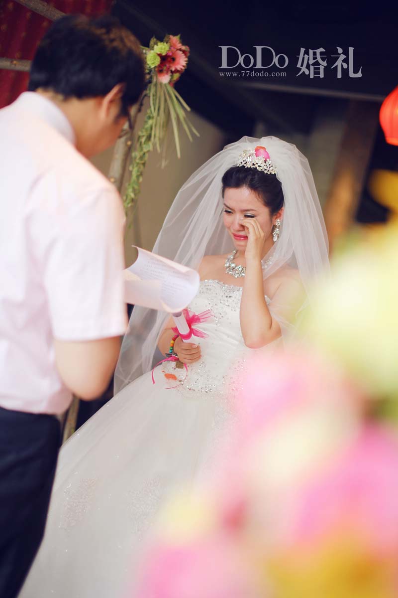 【成都DoDo官网：www.77dodo.com 婚礼预约咨询：028-87519920 整个婚礼所见之处，无不体现东南亚的元素和意象，那些强烈东南亚风格的传统布料也是精挑细选从泰国进口的。就连手工制作的签到册，也被我们贴上了浓郁的东南亚标签。 婚礼不是过场，而是新人展示自己爱情观和价值观的展场。签到区一张大大的世界地图上贴满了他们所到之处留下的影像，更是他们成长和爱情孕育的最好记录。我们用热气球作为视觉符号，热气球托起了他们理解的关于旅行的意义。