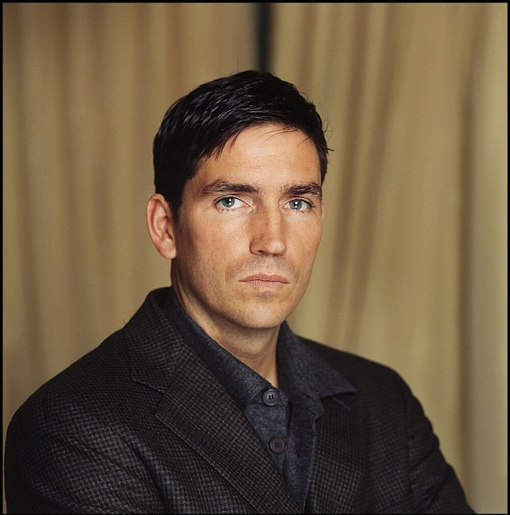 #Jim Caviezel#热烈庆祝顺利过签，20天后就能扑男神啦~(o^?^o)~不过明天起要到木有Wifi的地方呆5天…求能找到一家网吧刷男神QAQ 放出这套02年的高清大图攒人品… Credit：Arnaud FEVRIER/MPA/GAMMA