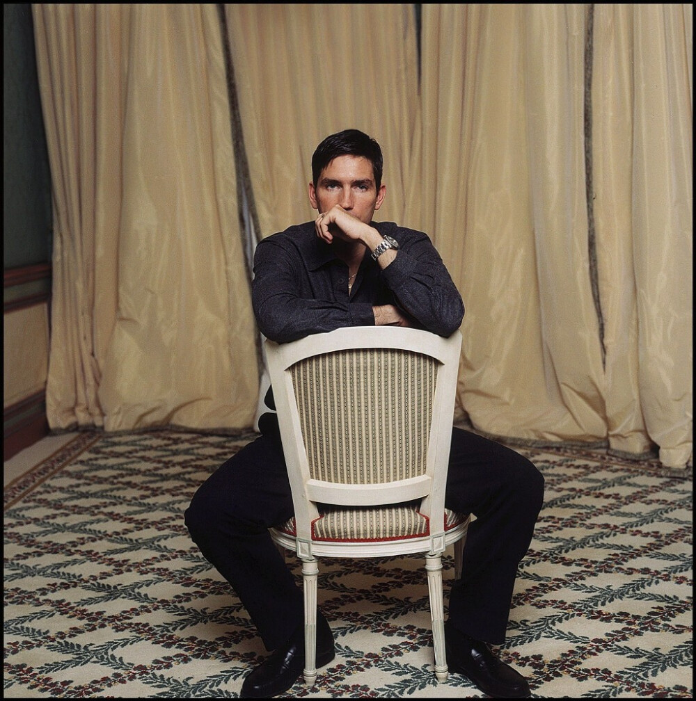 #Jim Caviezel#热烈庆祝顺利过签，20天后就能扑男神啦~(o^?^o)~不过明天起要到木有Wifi的地方呆5天…求能找到一家网吧刷男神QAQ 放出这套02年的高清大图攒人品… Credit：Arnaud FEVRIER/MPA/GAMMA