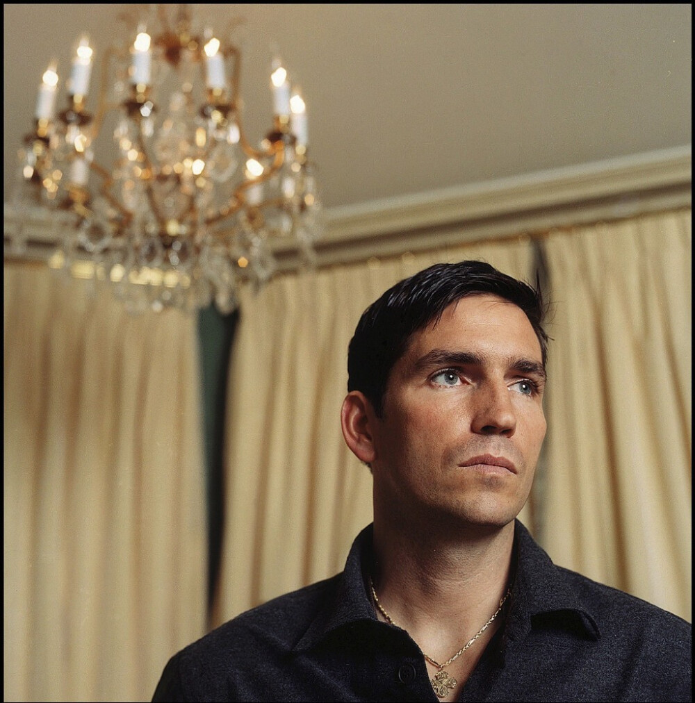 #Jim Caviezel#热烈庆祝顺利过签，20天后就能扑男神啦~(o^?^o)~不过明天起要到木有Wifi的地方呆5天…求能找到一家网吧刷男神QAQ 放出这套02年的高清大图攒人品… Credit：Arnaud FEVRIER/MPA/GAMMA