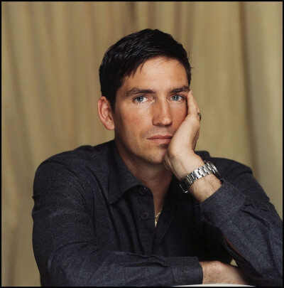 #Jim Caviezel#热烈庆祝顺利过签，20天后就能扑男神啦~(o^?^o)~不过明天起要到木有Wifi的地方呆5天…求能找到一家网吧刷男神QAQ 放出这套02年的高清大图攒人品… Credit：Arnaud FEVRIER/MPA/GAMMA